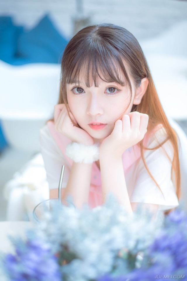 “喏。”二乔连忙躬身一礼，乖巧的退下去。
